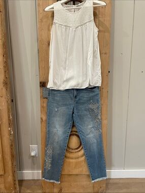 Chico’s so slimming girlfriend Embroidered jeans 00R